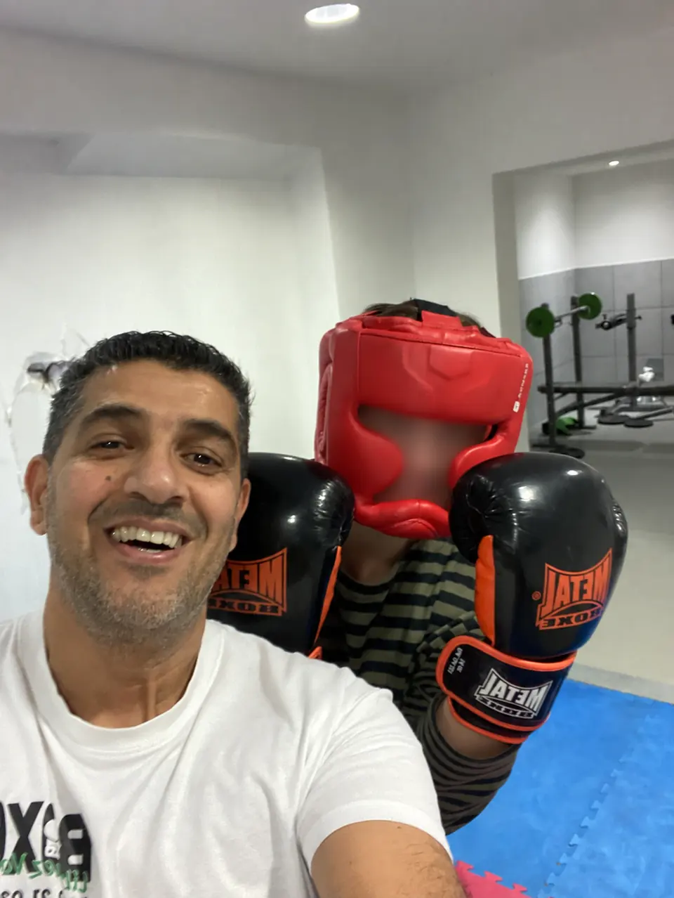 Kamel Ould Madani, coach de boxe libératrice à Lyon, avec un participant anonymisé